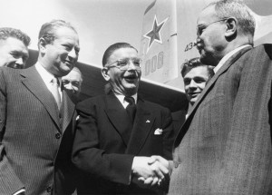 1955: Der russische Aussenminister Wjatscheslaw M. Molotow wird von Bruno Kreisky und Leopold Figl begrüsst.  (Foto: Anonym / Imagno / picturedesk.com )